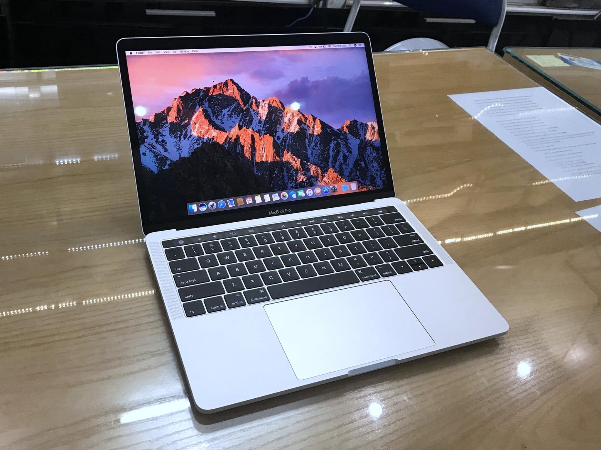 Macbook Pro MUHR2 13-inch Touchbar 256G Silver- 2019 Like New -6.jpg